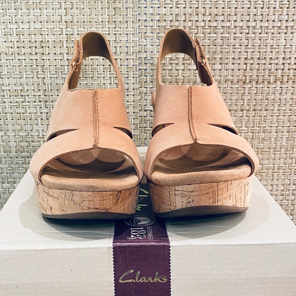π11xHPππLike New! Clarks Artisan Wedge Sandals Caslynn Tan Nubuck 9M - Picture 9 of 12